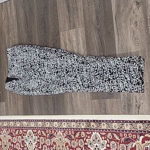 Anne Klein print pants. Two black accent elastized inserts at waist